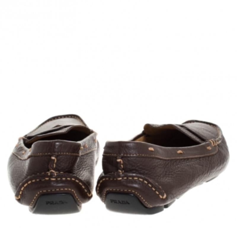 Prada Mocasines de cuero marrón oscuro Talla 39 en Bueno estado para la venta en Dubai, Al Qouz 2