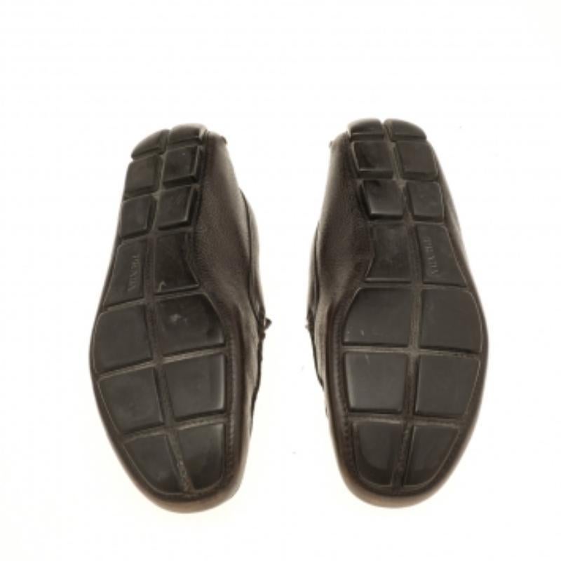 Il n'y a rien de plus confortable et de plus élégant qu'une paire de mocassins comme ceux de Prada. Conçue dans une silhouette soignée, cette paire est dotée d'un corps en cuir et de brides en forme de penny sur l'empeigne. Elle est finie avec des