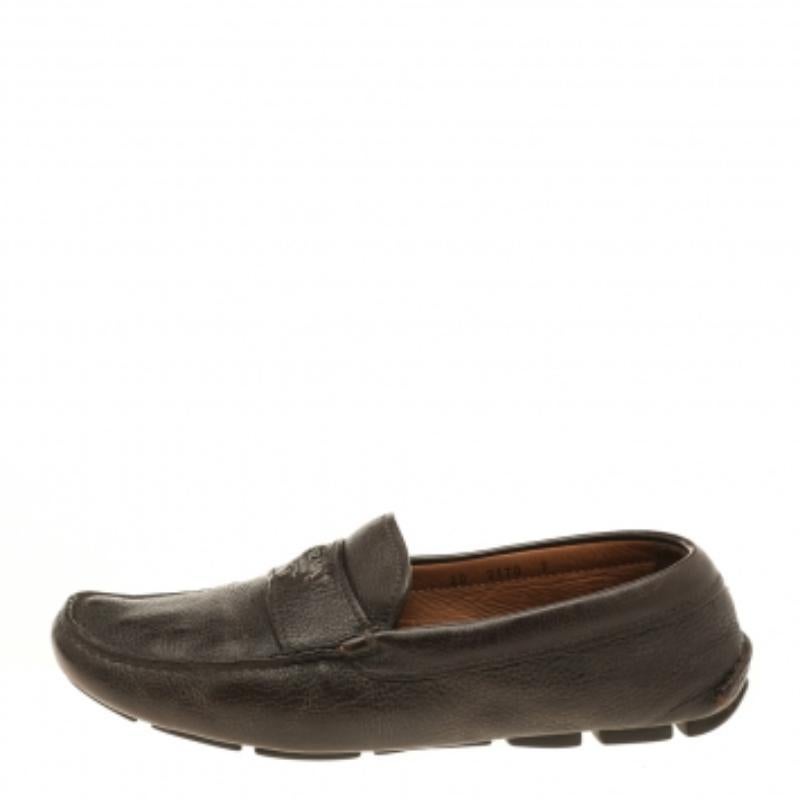 Prada - Mocassins en cuir marron foncé Taille 41 État moyen - En vente à Dubai, Al Qouz 2