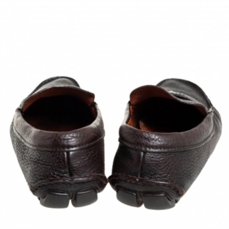 Sleek and luxe, these loafers by Prada will enhance your outfits by giving them a touch of luxury. Meticulously crafted from leather, they carry fine stitching touches and penny keeper straps. The pair is complete with sturdy soles.