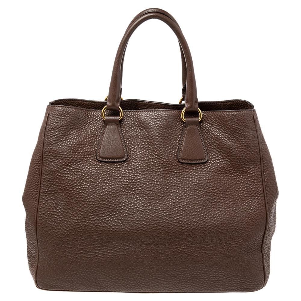 Know to create stylish, sophisticated, and timeless designs, Prada is a brand worth investing in. The bags that come from this Italian brand's atelier are exquisite. This tote bag is no different. It has been made from quality leather and comes in a