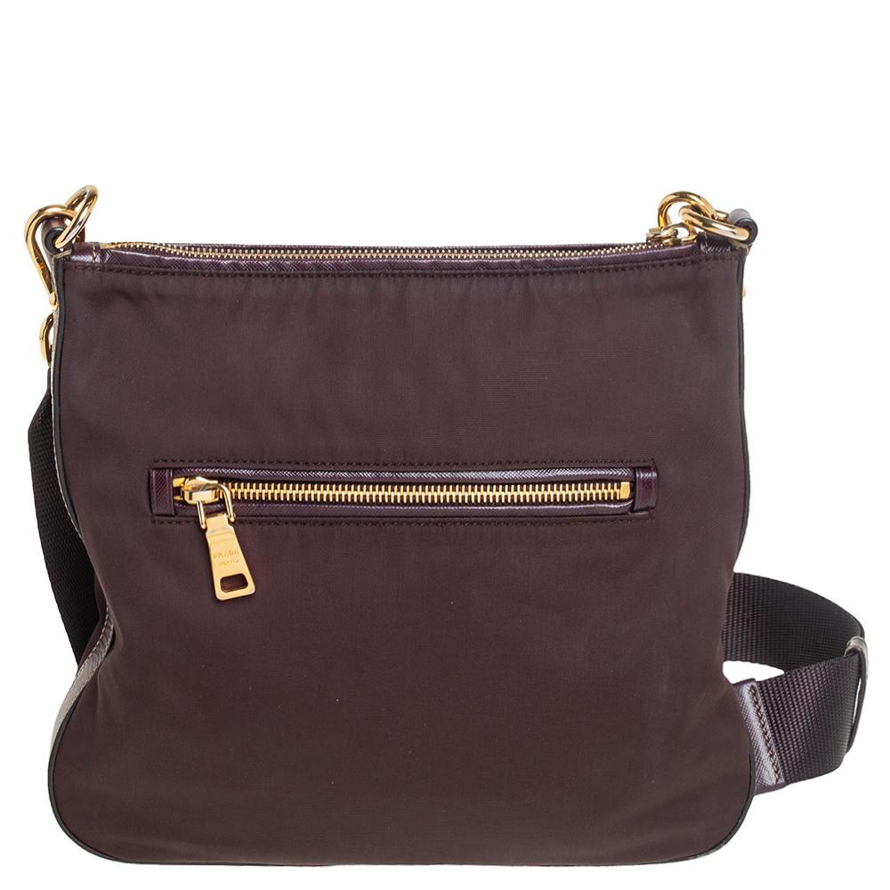 Prada Dark Burgundy Nylon and Leather Zip Messenger Bag In Good Condition In Dubai, Al Qouz 2