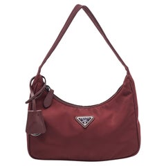 Prada Dunkel Burgunderfarbene Nylon-Tasche mit Baguette-Re-Edition 2000