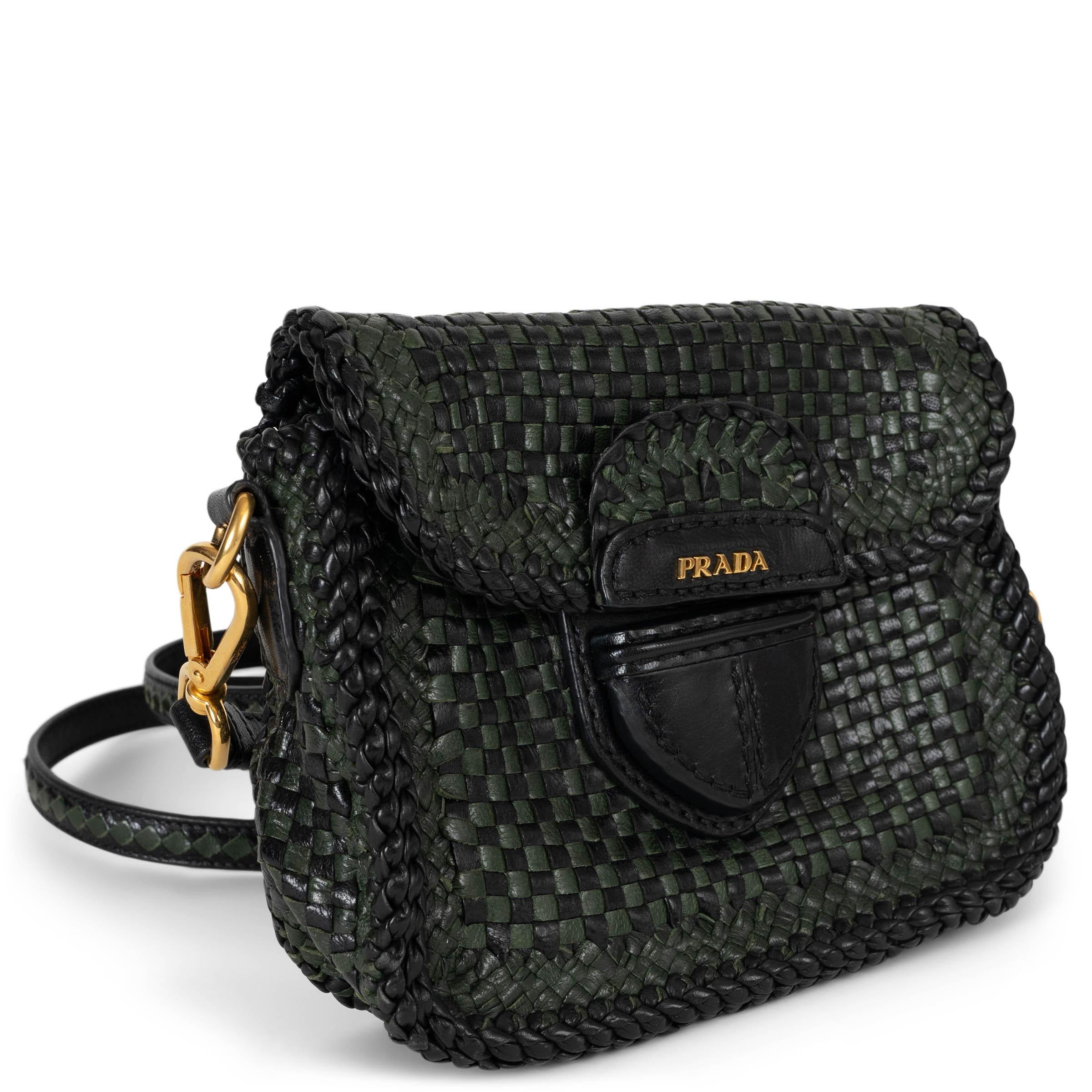 Questa borsa crossbody Prada Madras, autentica al 100%, è realizzata in pelle di capra intrecciata verde scuro e nera. È dotata di una tracolla regolabile e staccabile ed è impreziosita da una minuteria dorata. La parte anteriore si apre con una
