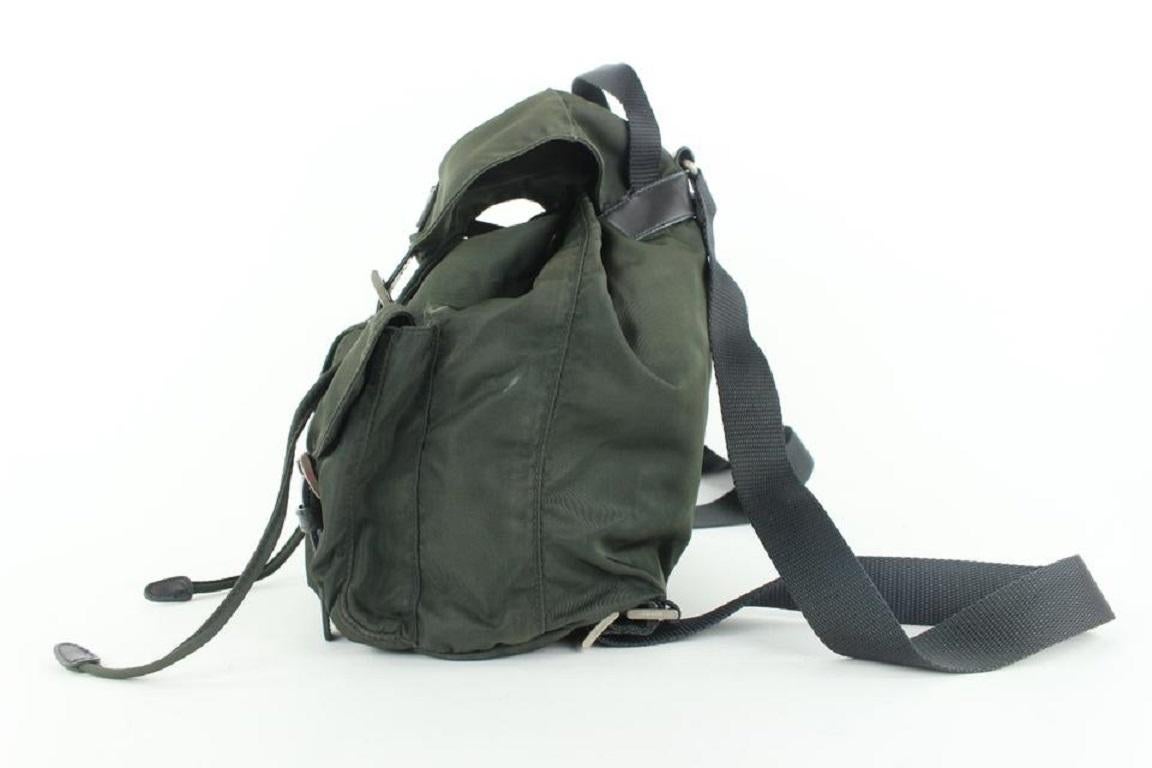 Sac à dos Prada à deux poches en nylon vert foncé Tessuto 885pr413 en vente 3