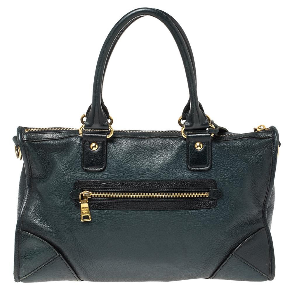 The excellent craftsmanship of this East-West tote ensures a brilliant finish and a rich appeal. This gem is crafted from Vitello Daino leather in a refined design for both style and practicality. It has dual handles and a top zip closure that opens