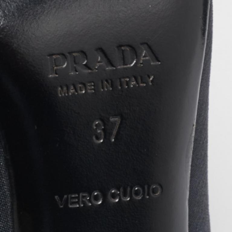 Scopri l'eleganza delle calzature con queste décolleté da donna firmate. Progettati meticolosamente, questi tacchi coniugano moda e comfort, assicurandoti di brillare in ogni ambiente.