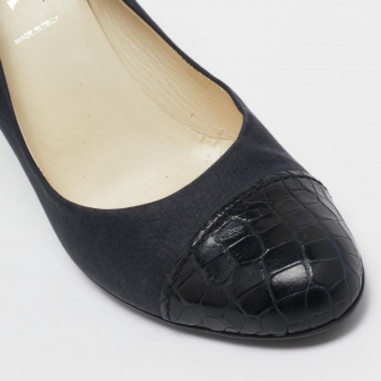 Prada Pumps in raso grigio scuro/nero e pelle goffrata a CAP misura 37 In condizioni discrete in vendita a Dubai, Al Qouz 2