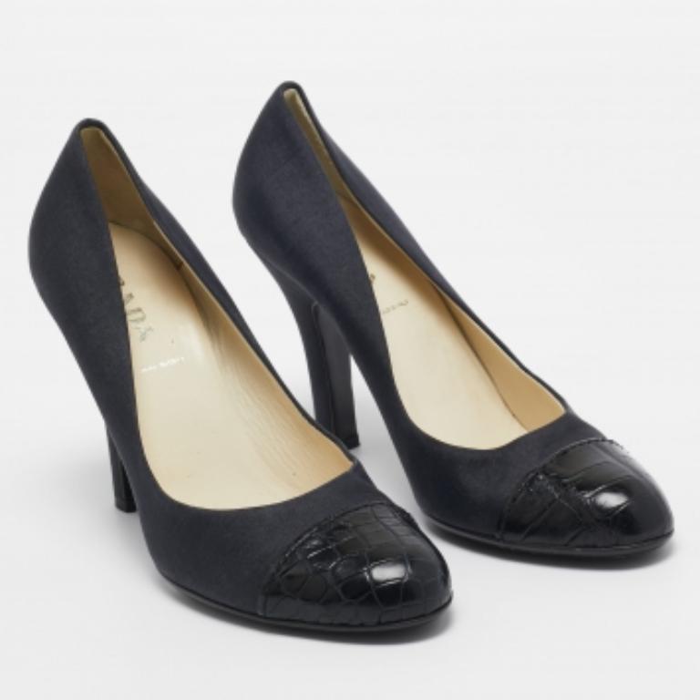 Donna Prada Pumps in raso grigio scuro/nero e pelle goffrata a CAP misura 37 in vendita