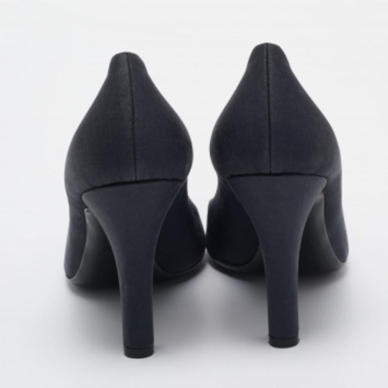 Prada Pumps in raso grigio scuro/nero e pelle goffrata a CAP misura 37 in vendita 1