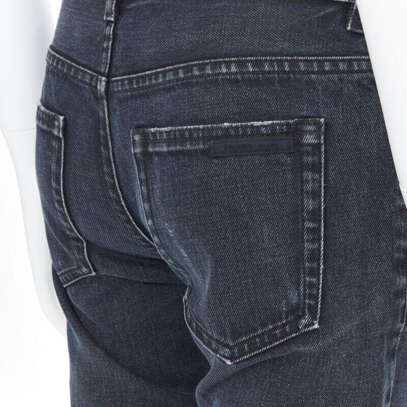 PRADA pantalon en denim lavé gris foncé à braguette boutonnée, coupe fuselée, jambe fine, jean 28