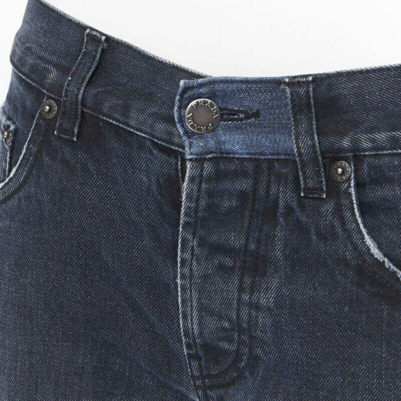 PRADA pantalon en denim lavé gris foncé à braguette boutonnée, coupe fuselée, jambe fine, jean 28