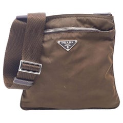 Messenger-Tasche aus Nylon in Dunkeloliv von Prada