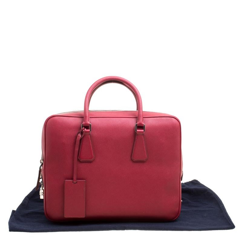 Prada Dark Red Saffiano Leather Travel Briefcase im Zustand „Hervorragend“ in Dubai, Al Qouz 2