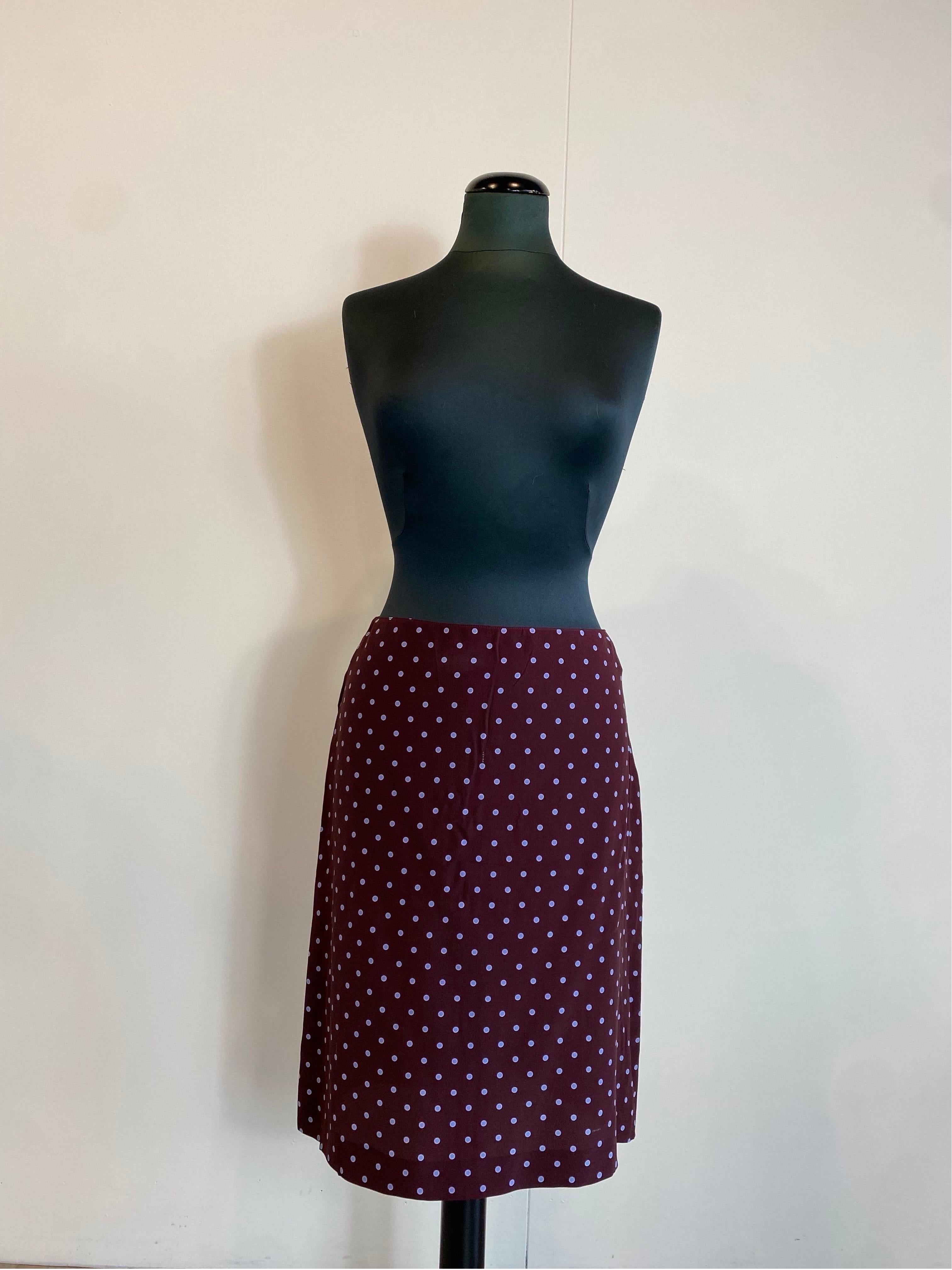 Prada polka dot skirt.
100% wine-colored silk with pois pattern.
Italian size 44.
Waist 39cm
Length 57 cm
Excellent general condition, with minimal signs of normal use.