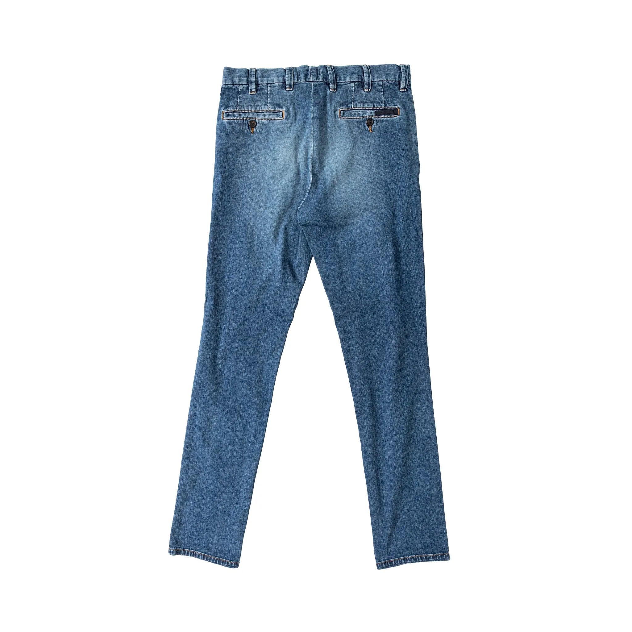 Pantaloni in denim indaco di Prada con vestibilità aderente, chiusura a bottoni ed elastan per il massimo comfort. Un design classico con una vestibilità comoda e scolpita. 
 Materiale: 98% cotone 2% poliuretano 
 Misure: