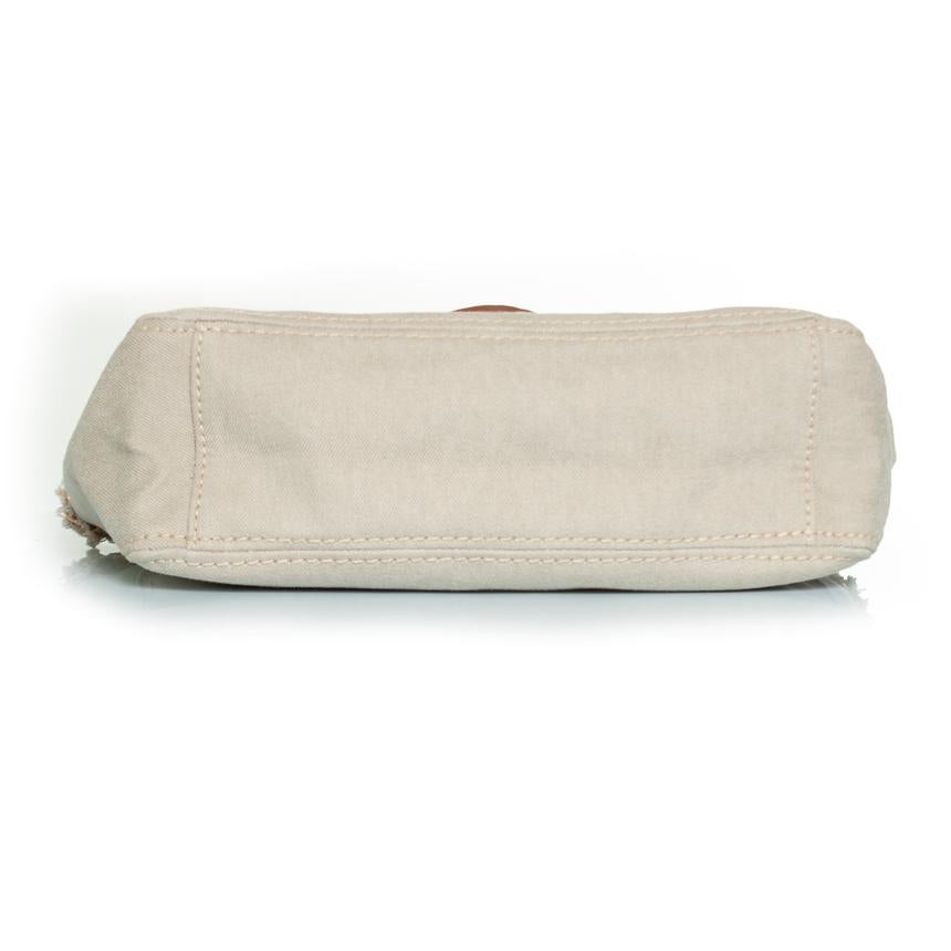 Prada, denim shoulder bag in beige. The item is in excellent condition.

CONDITION: very good condition

MEASUREMENTS: height 20 cm, width 34 cm, depth 9 cm, drop length single strap 47 cm, drop length double strap 25 cm

MATERIAL: canvas

CARE: