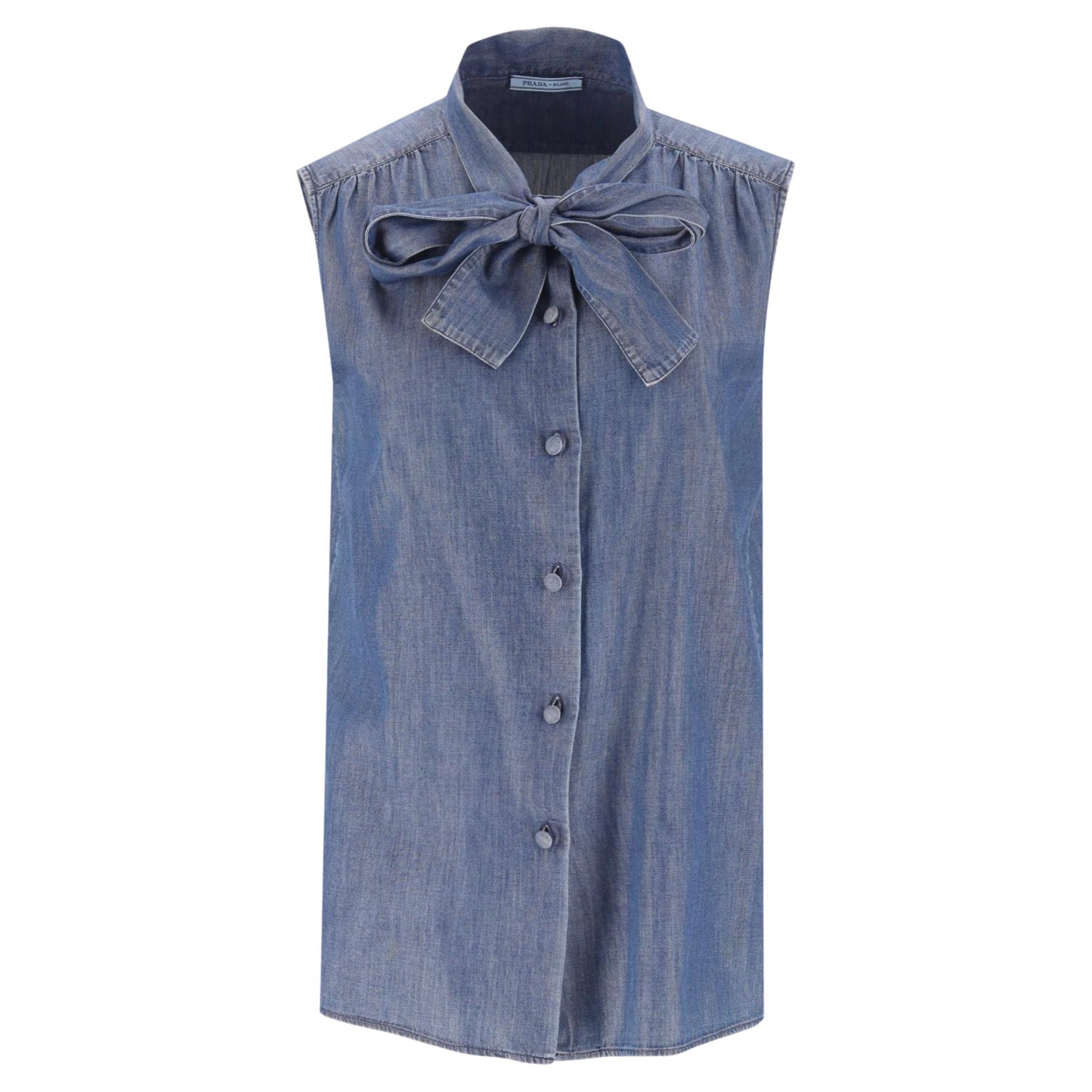 Prada - Top sans manches en denim avec lien au cou en vente