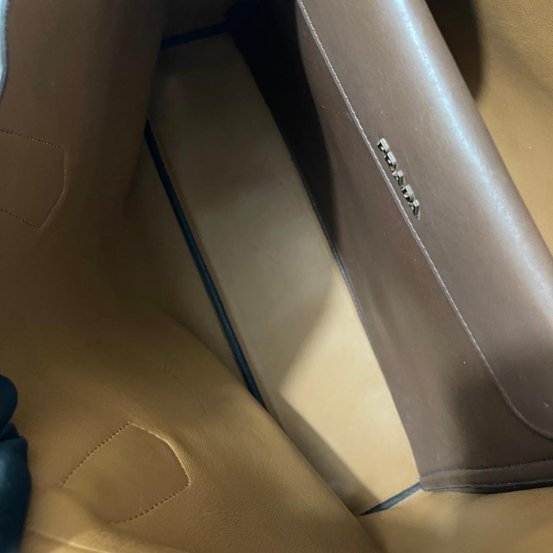 Prada Borsa doppia media in pelle saffiano marrone cioccolato scuro con tracolla in vendita 5