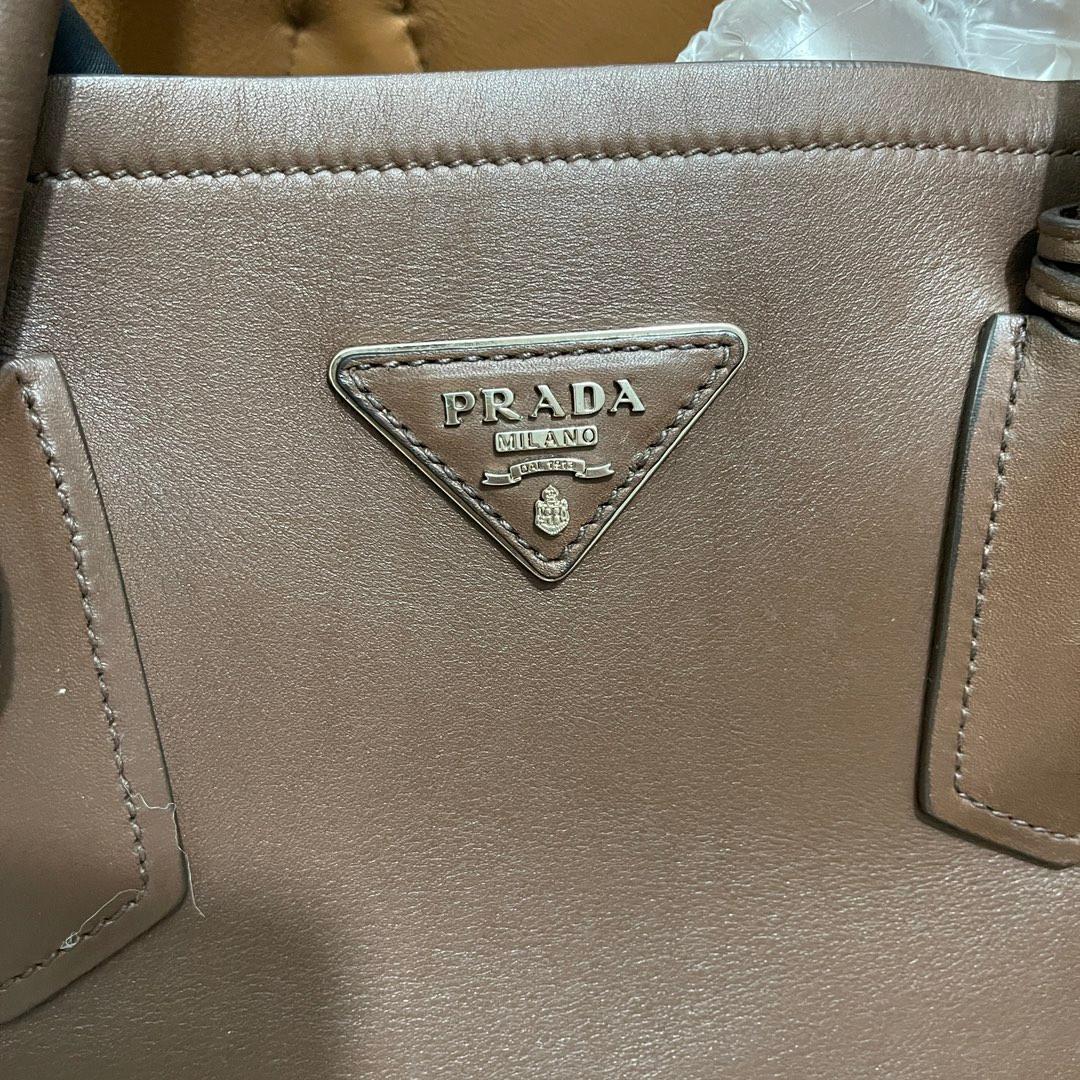 Prada Borsa doppia media in pelle saffiano marrone cioccolato scuro con tracolla in vendita 6