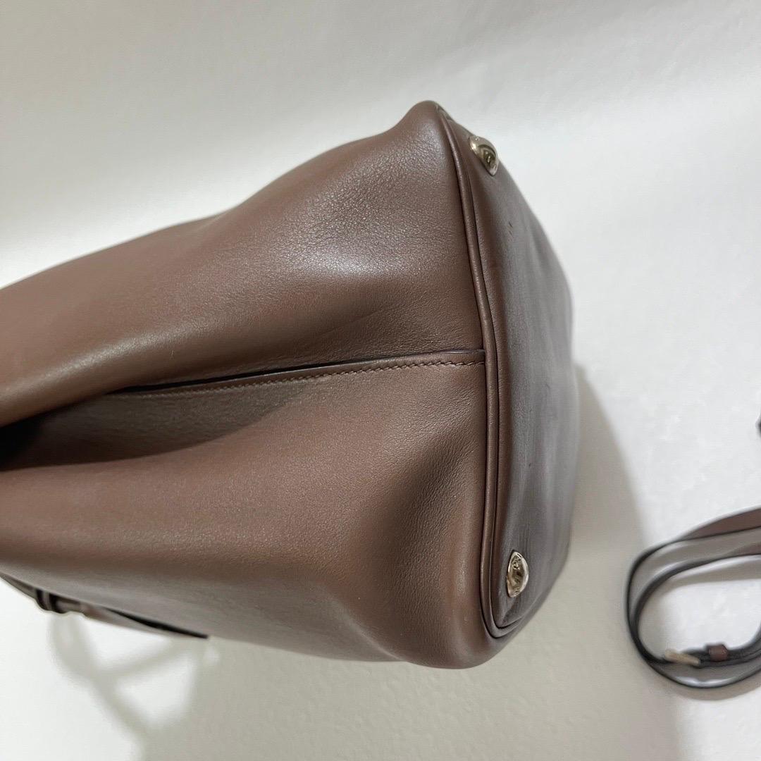 Prada Borsa doppia media in pelle saffiano marrone cioccolato scuro con tracolla in vendita 7