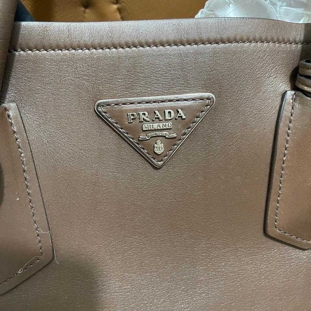 Prada Borsa doppia media in pelle saffiano marrone cioccolato scuro con tracolla in vendita 10