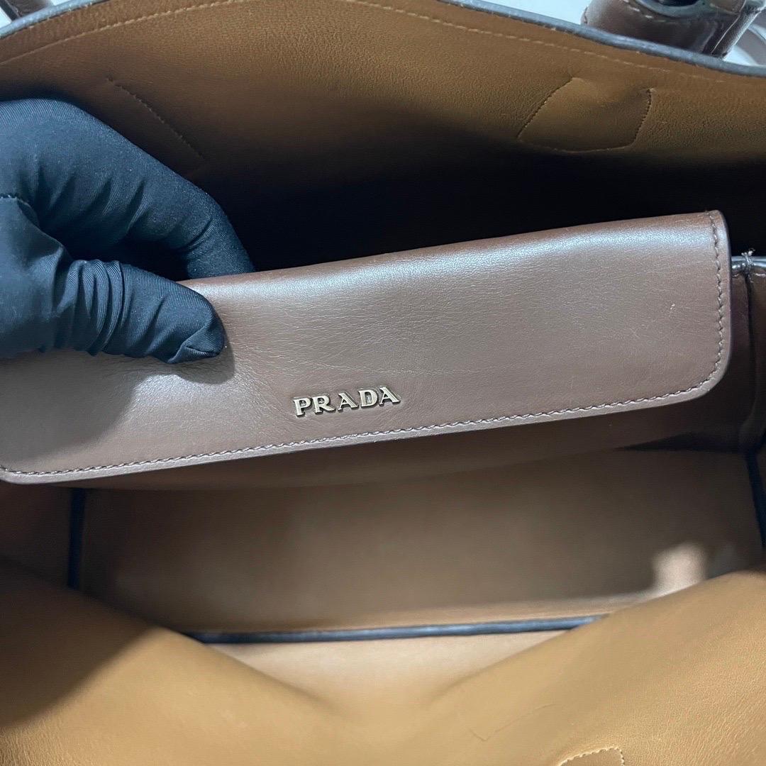 Prada Borsa doppia media in pelle saffiano marrone cioccolato scuro con tracolla in vendita 11