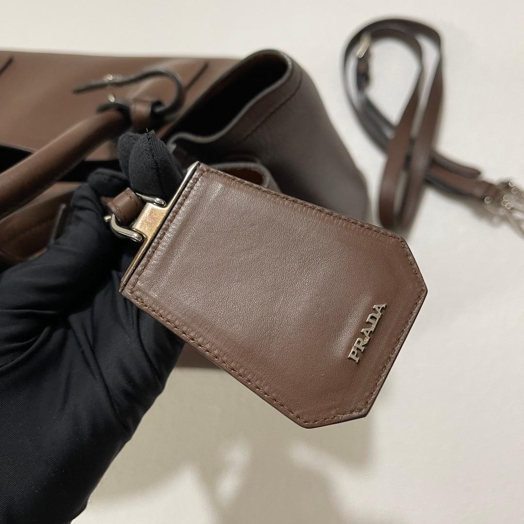 Prada Borsa doppia media in pelle saffiano marrone cioccolato scuro con tracolla in vendita 12