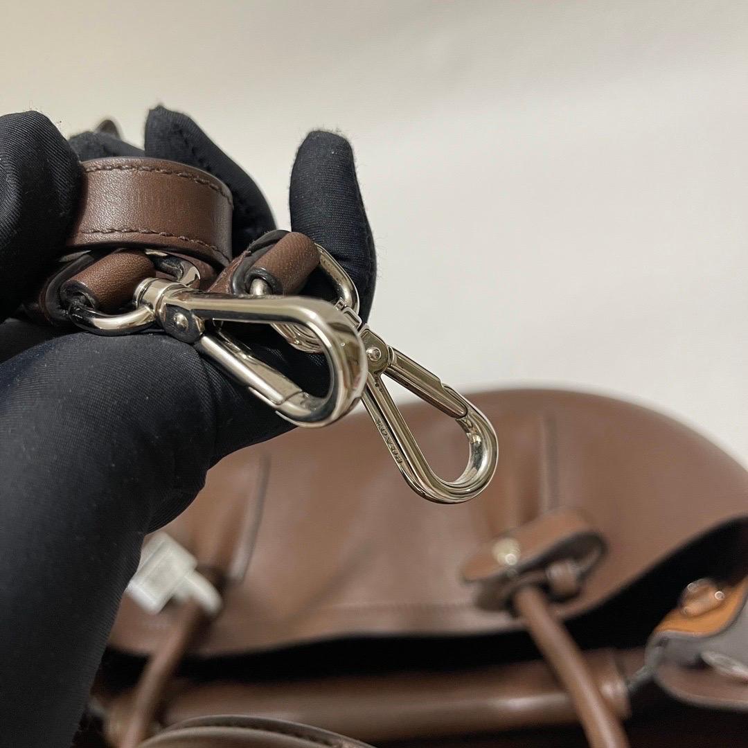 Prada Borsa doppia media in pelle saffiano marrone cioccolato scuro con tracolla in vendita 14