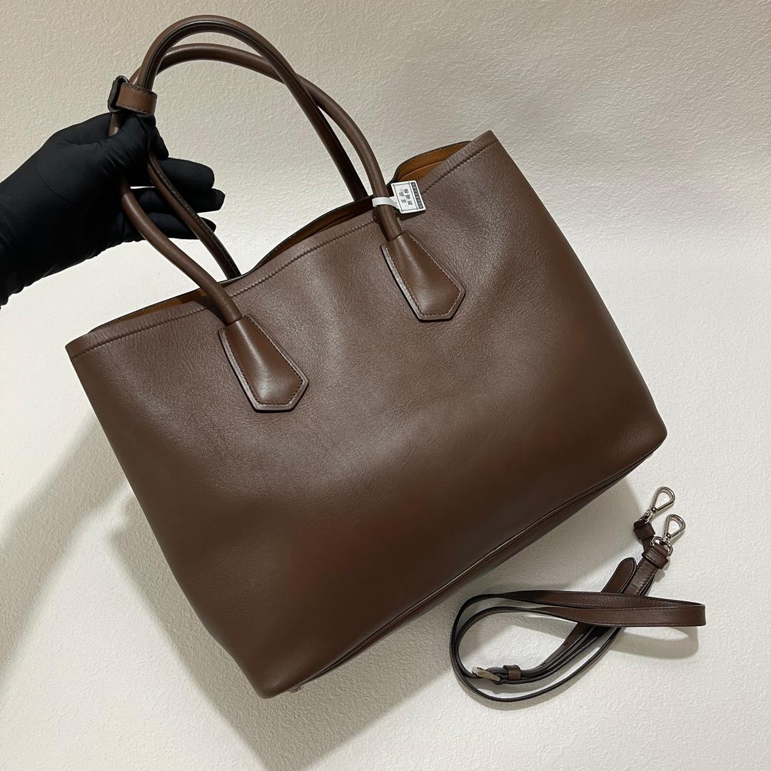 Prada Borsa doppia media in pelle saffiano marrone cioccolato scuro con tracolla
Queste sono foto professionali della borsa offerta da Luxbags.
La borsa Prada Galleria reimmaginata. La borsa Double è il must-have moderno per la moda da