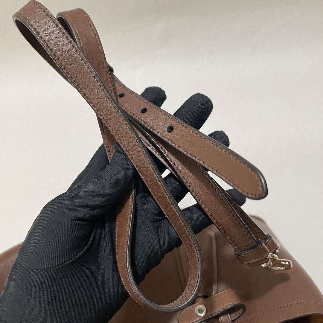 Prada Borsa doppia media in pelle saffiano marrone cioccolato scuro con tracolla in vendita 15