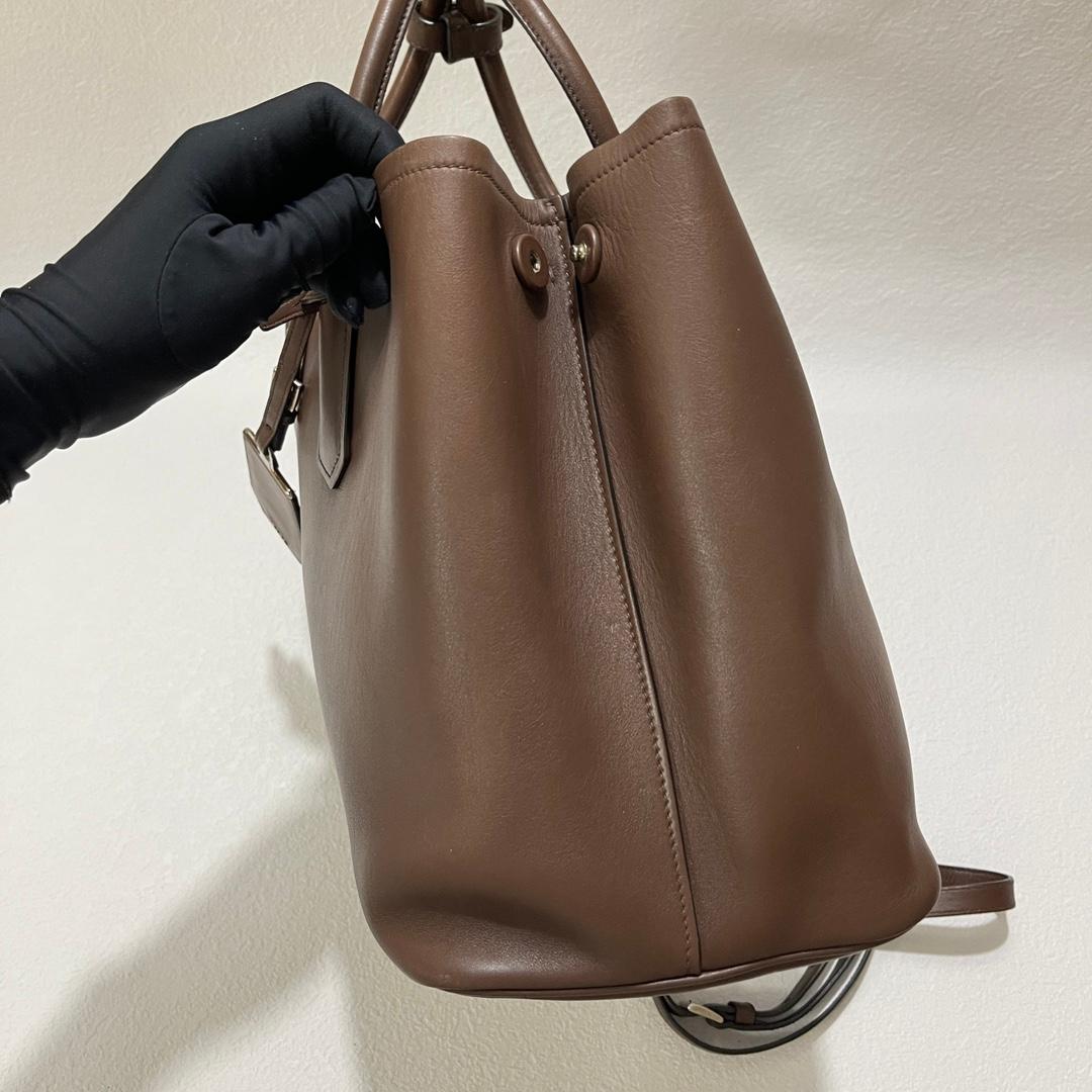 Nero Prada Borsa doppia media in pelle saffiano marrone cioccolato scuro con tracolla in vendita