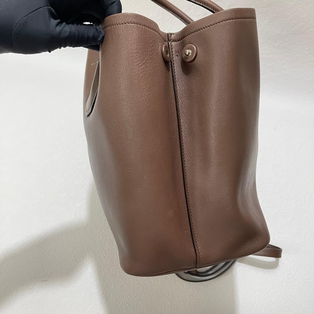 Prada Borsa doppia media in pelle saffiano marrone cioccolato scuro con tracolla In condizioni ottime in vendita a AUBERVILLIERS, FR