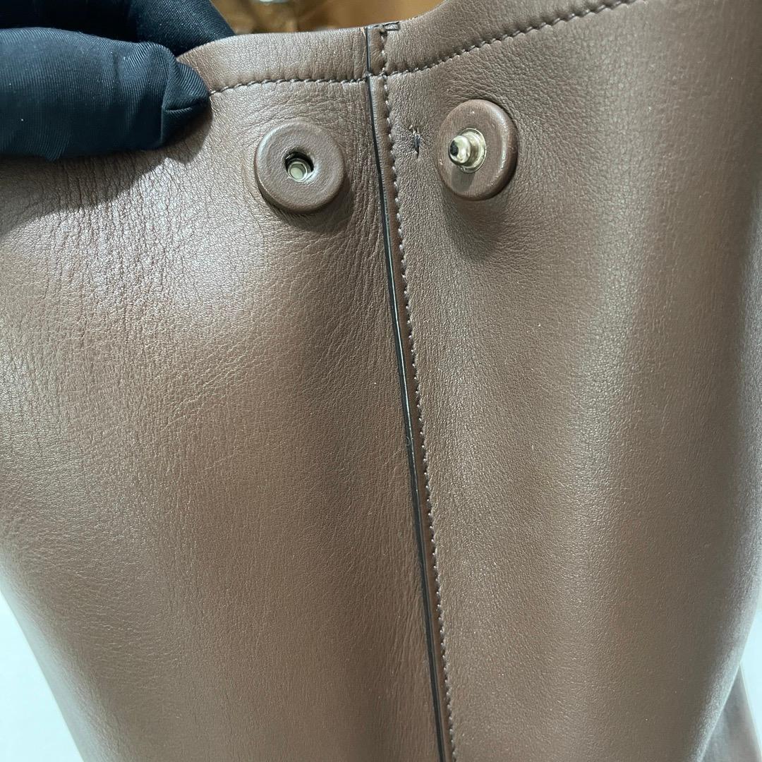 Donna Prada Borsa doppia media in pelle saffiano marrone cioccolato scuro con tracolla in vendita