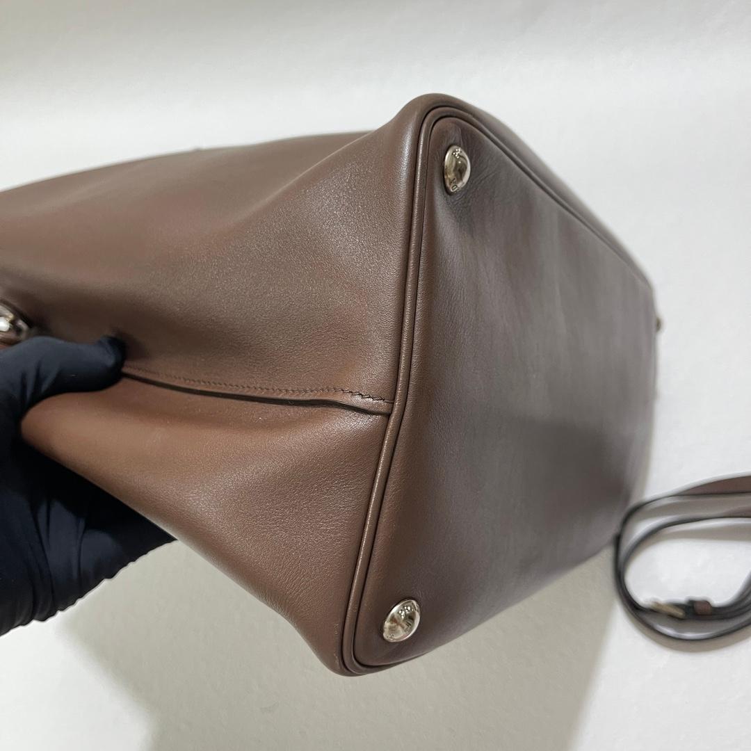 Prada Borsa doppia media in pelle saffiano marrone cioccolato scuro con tracolla in vendita 1
