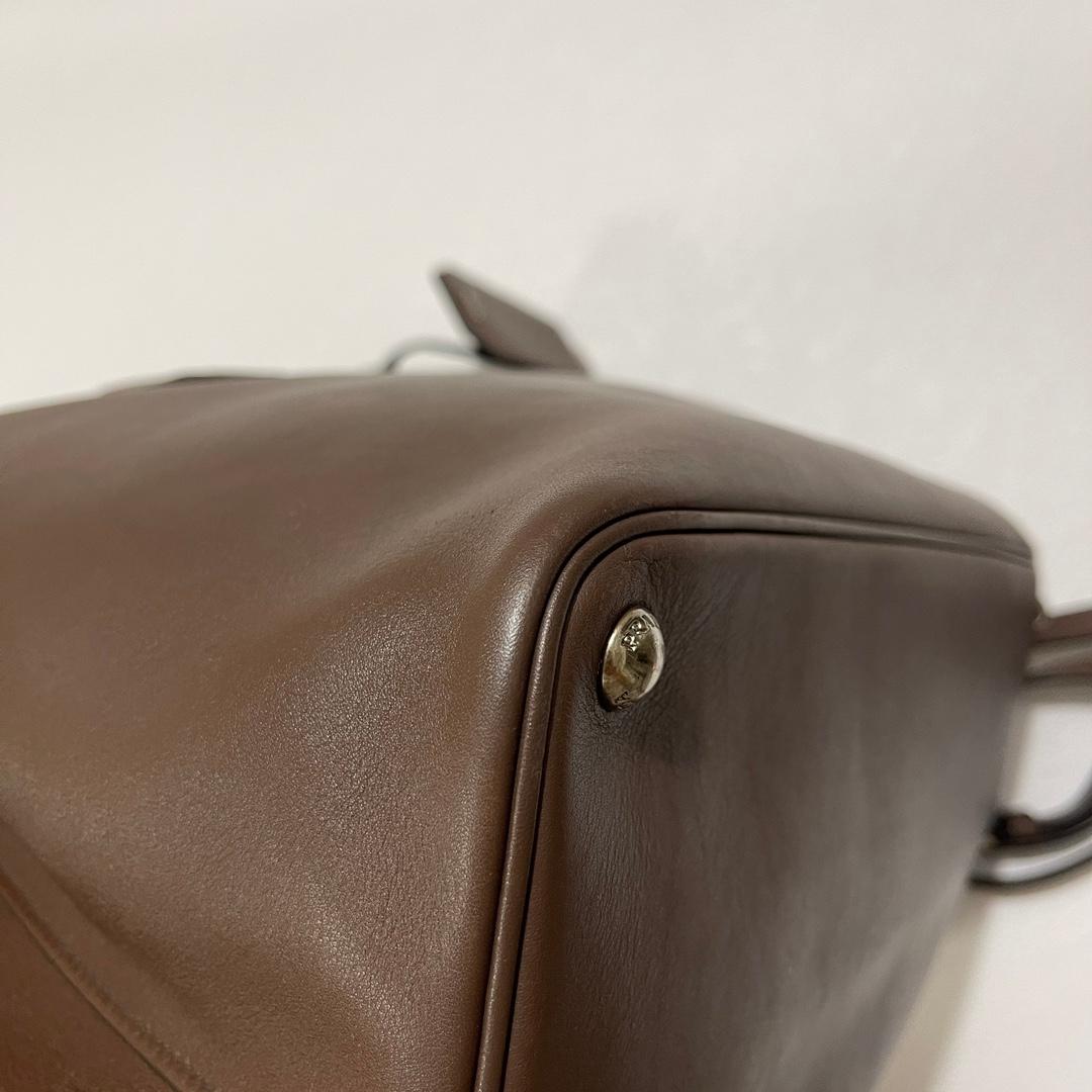 Prada Borsa doppia media in pelle saffiano marrone cioccolato scuro con tracolla in vendita 2