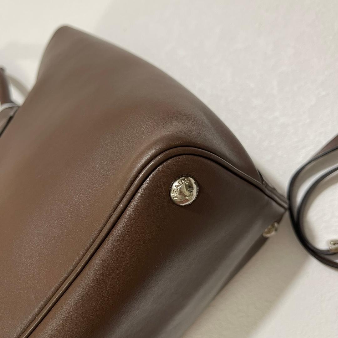 Prada Borsa doppia media in pelle saffiano marrone cioccolato scuro con tracolla in vendita 3