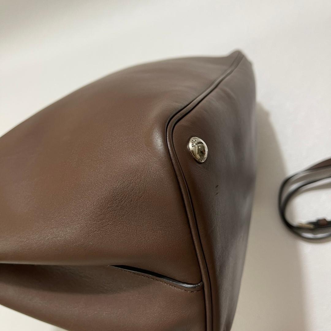 Prada Borsa doppia media in pelle saffiano marrone cioccolato scuro con tracolla in vendita 4