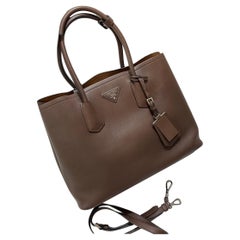 Prada Borsa doppia media in pelle saffiano marrone cioccolato scuro con tracolla
