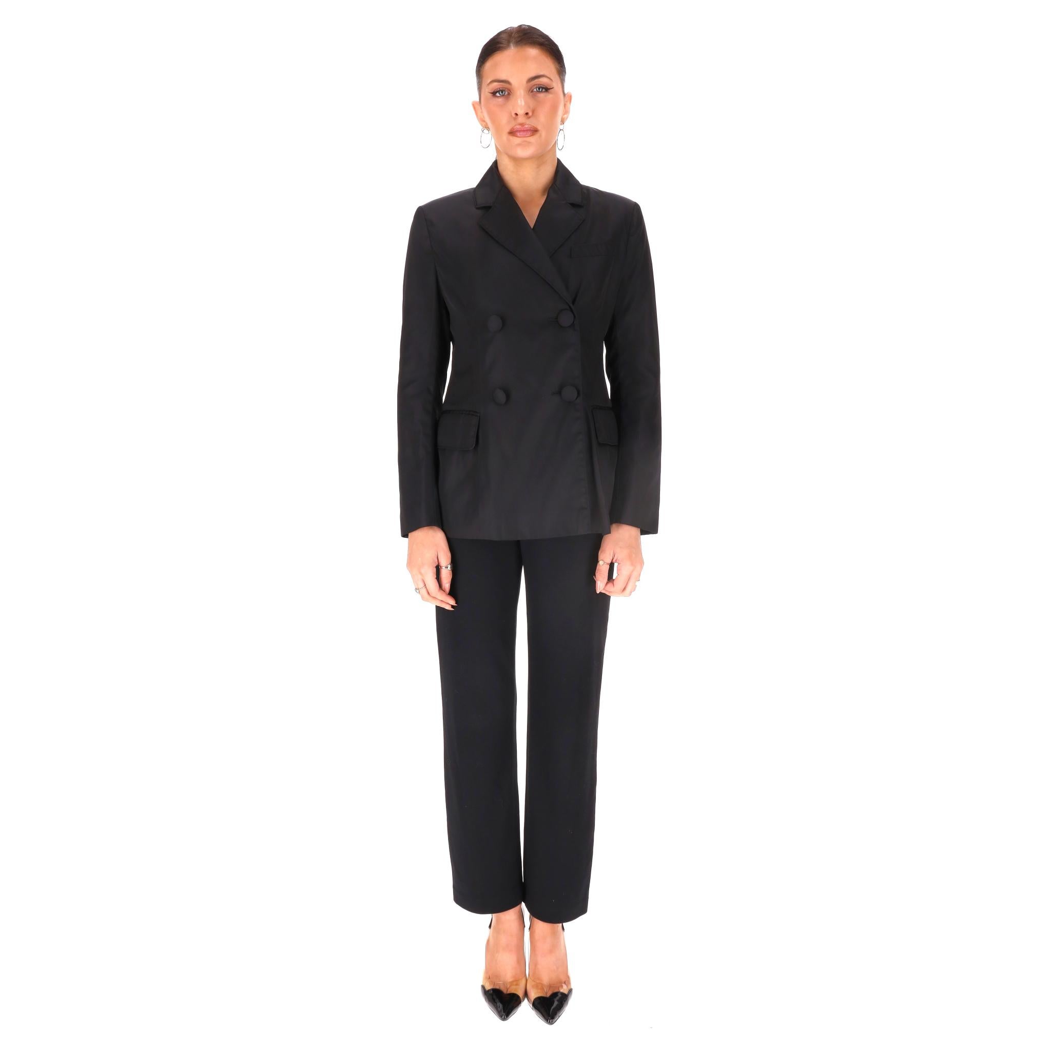 Blazer Prada de doble botonadura

Americana negra entallada con doble botonadura delantera con botones forrados de tela, puños abotonados y abertura trasera.

Totalmente forrada, diseñada con una silueta clásica y estructurada.

Precio aprox.