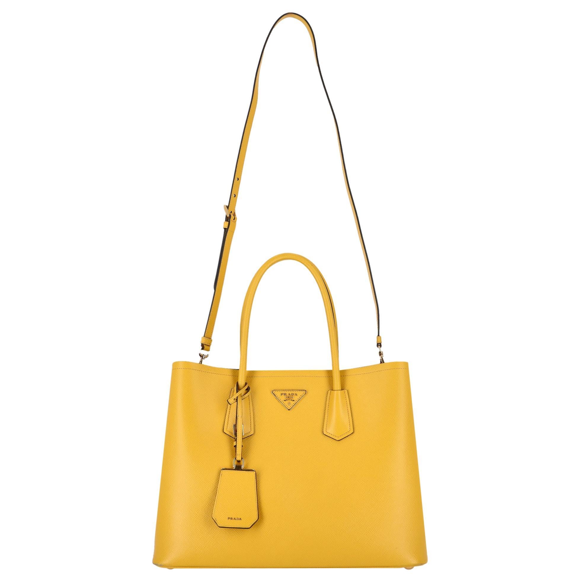 Prada - Grand sac fourre-tout en cuir double Saffiano

Sac fourre-tout jaune réalisé en cuir Saffiano, signature de la marque.

Il est orné du logo triangulaire iconique 