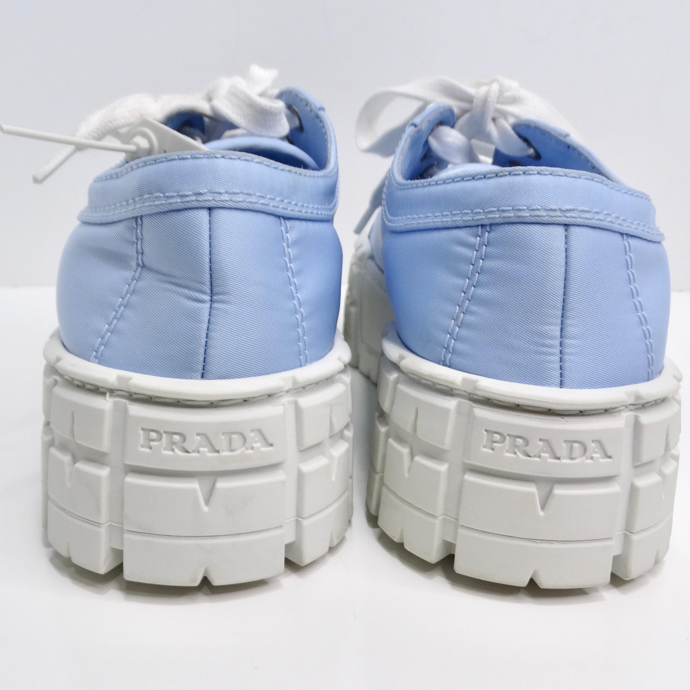 Baskets Prada à double roue en gabardine de nylon bleu clair en vente 2