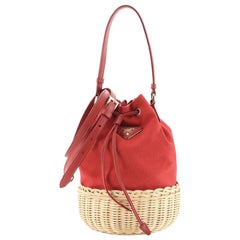 Kordelzug Bucket Bag von Prada aus Segeltuch und Korbweide Klein