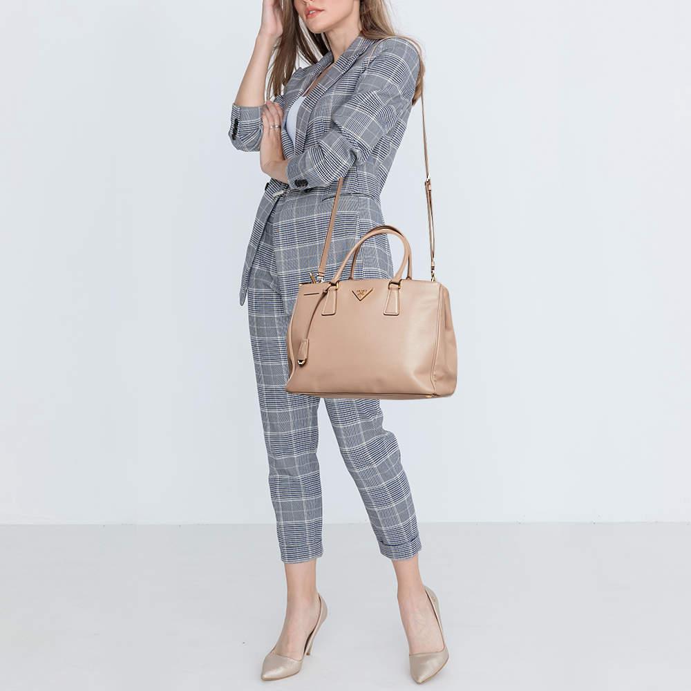 Questa seducente tote bag da donna è stata progettata per assistervi in ogni giornata. Comoda da trasportare e dal design alla moda, la tote è tagliata con maestria e cucita in modo da ottenere una forma perfetta. È ben equipaggiato per essere un
