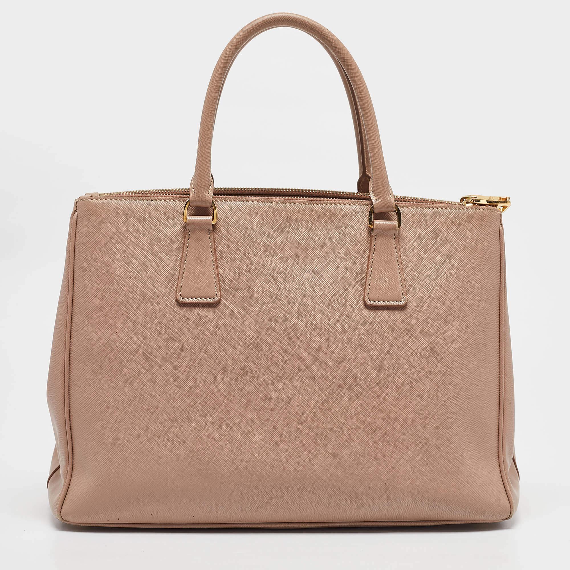 Tote media con doppia zip di Prada in pelle saffiano Lux rosa polvere In condizioni buone a Dubai, Al Qouz 2