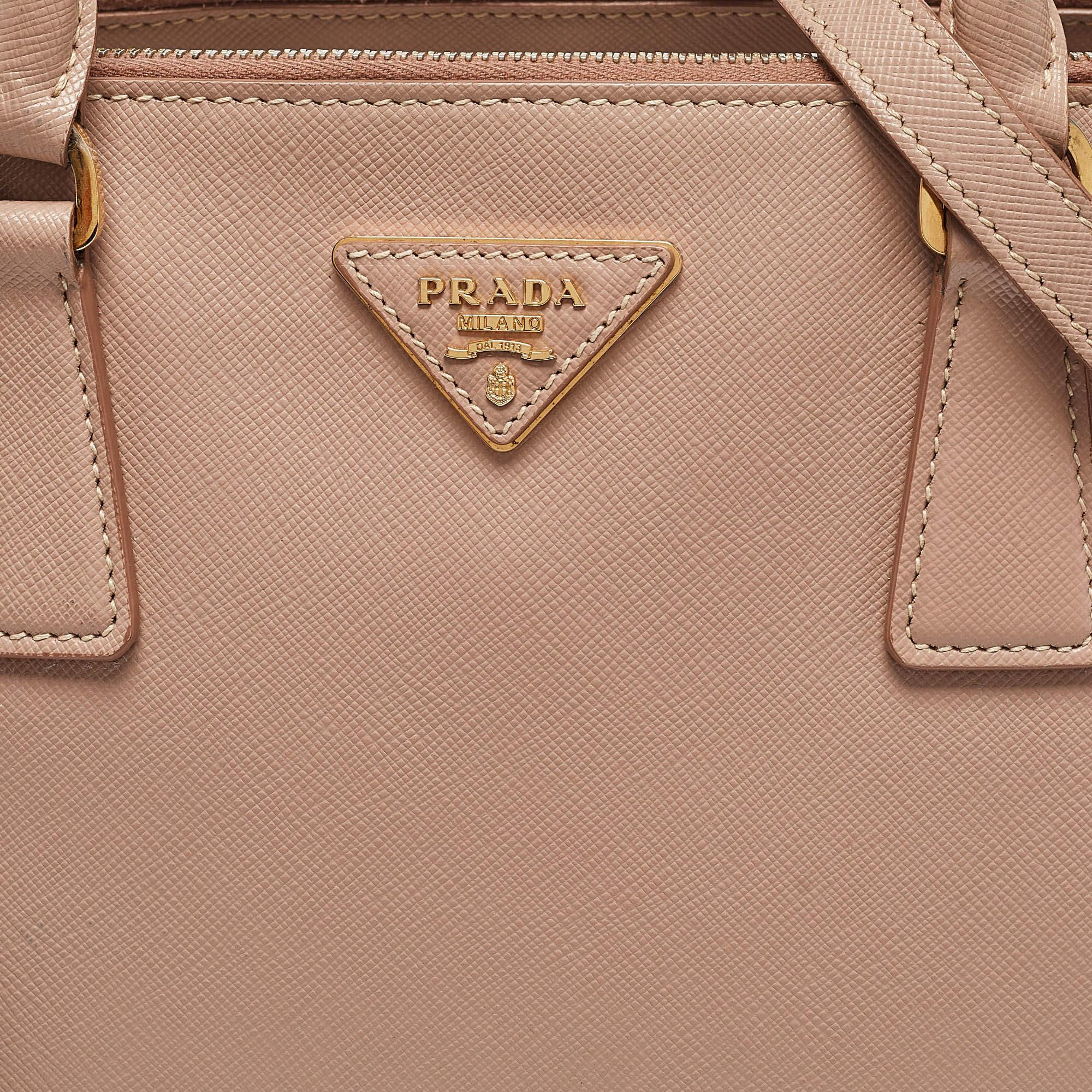 Donna Tote media con doppia zip di Prada in pelle saffiano Lux rosa polvere