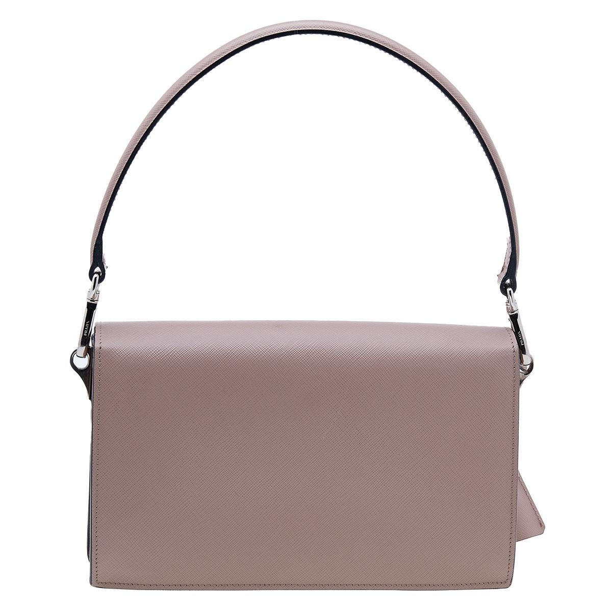 Minimalism can be classy and this is perfectly reflected in this Prada flap bag. Crafted from Saffiano leather, the brand-detailed lock closure on the front makes way for a leather-lined interior. The sturdy handle and a shoulder strap lend the bag