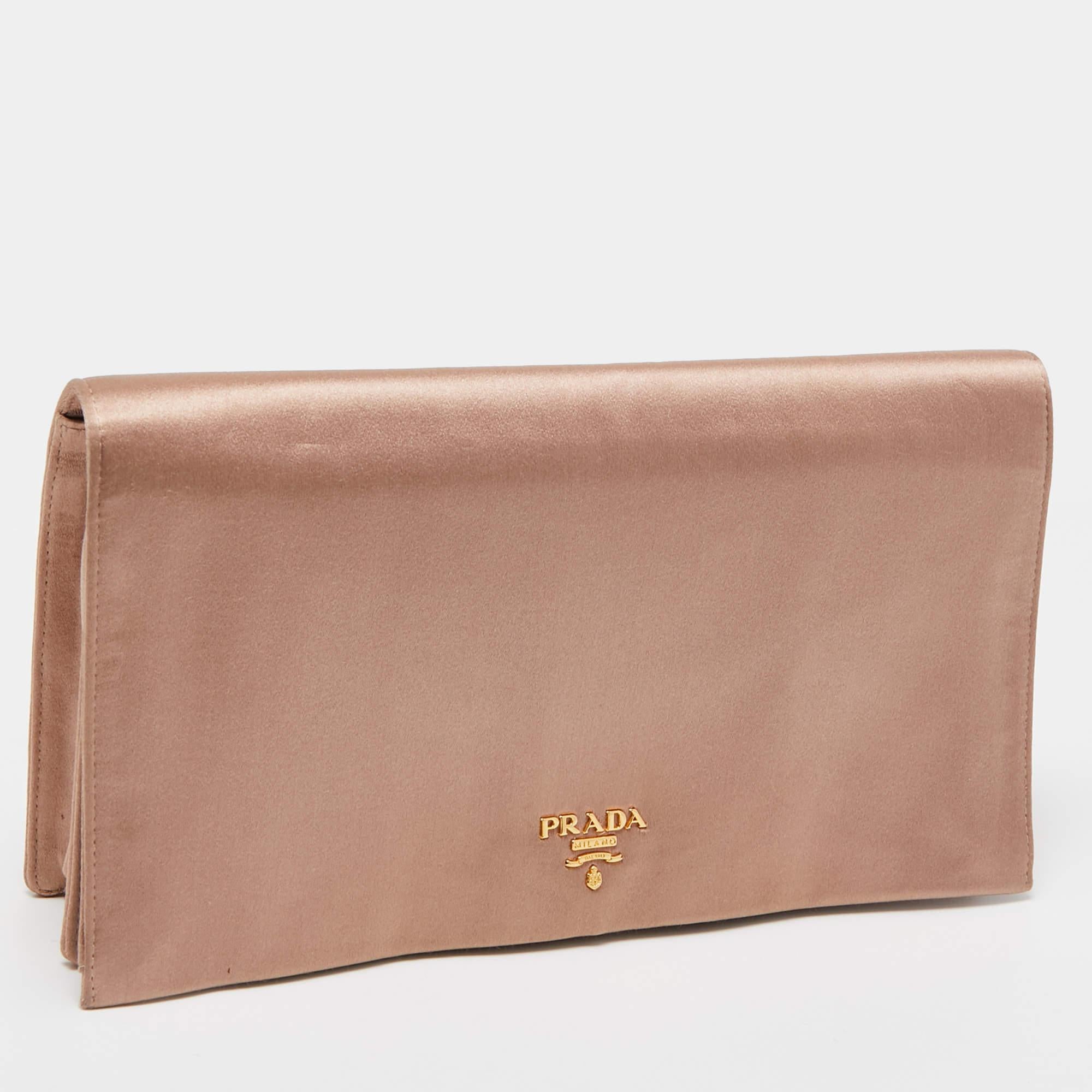 Thoughtful details, high quality, and everyday convenience mark this Prada clutch. It is sewn with skill to deliver a refined look and an impeccable finish.


