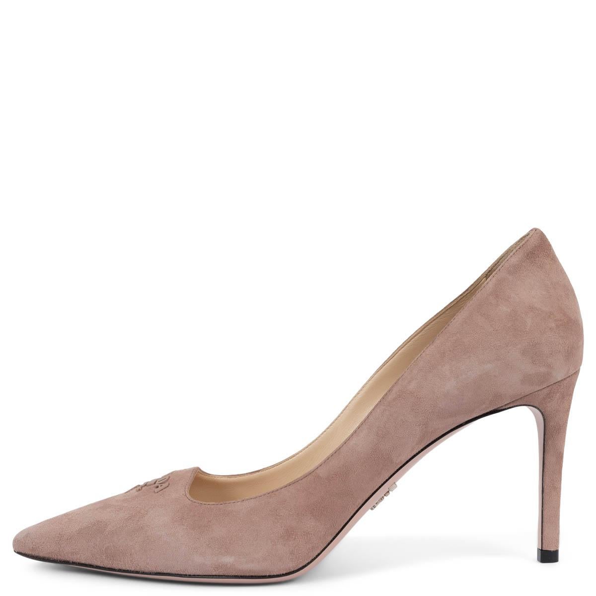 PRADA dusty rose suede LOGO POINTED TOE Pumps Shoes 39.5 In New Condition For Sale In Zürich, CH