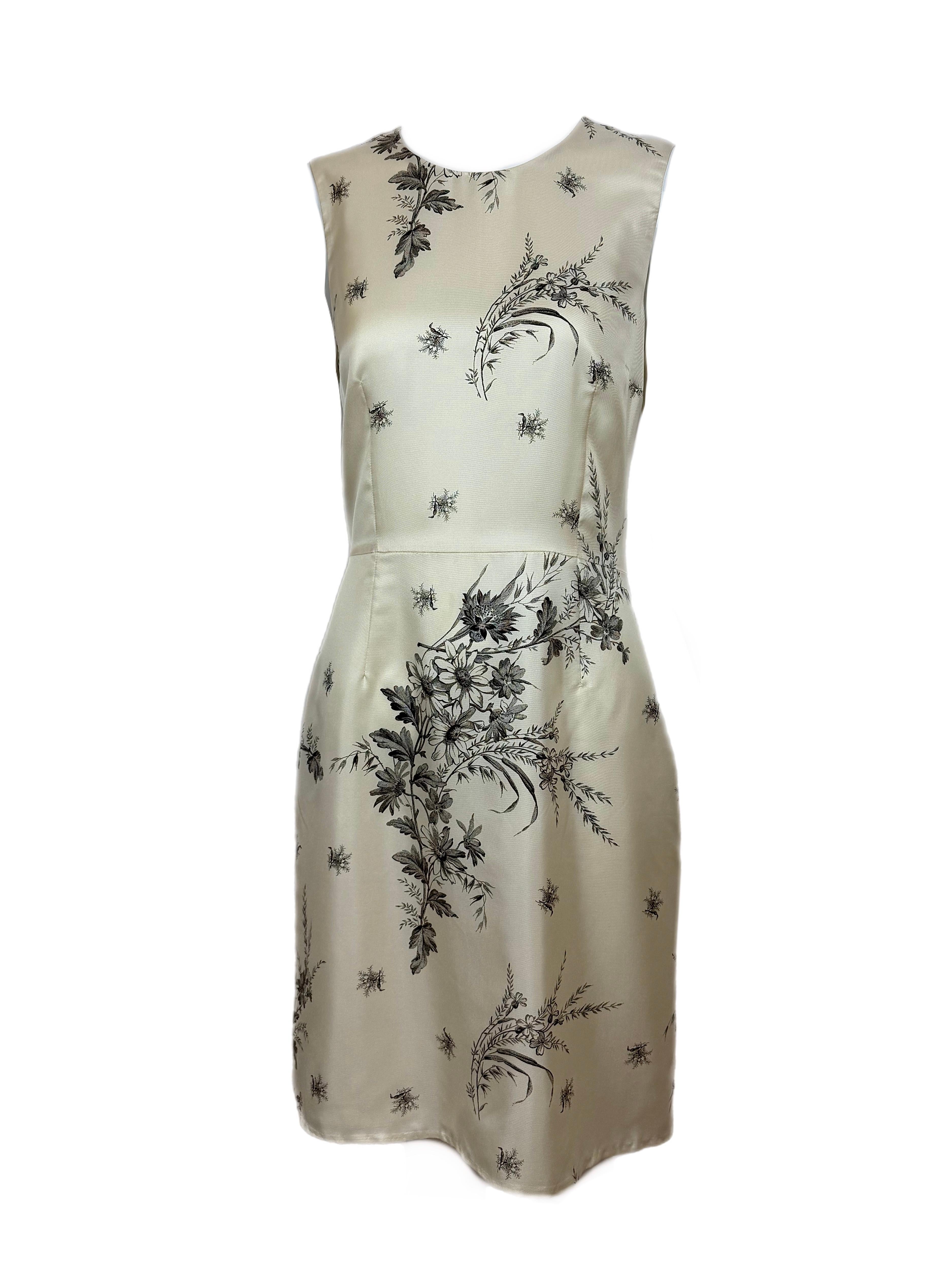 Prada
Vintage
Début des années 2000
100% soie
Très léger
Ruban ajustable au dos en forme de trou de serrure
Couleur crème écru
Délicat imprimé floral noir
Fermeture éclair latérale invisible
IT42
Excellent état vintage, aucun défaut
Idéal pour les